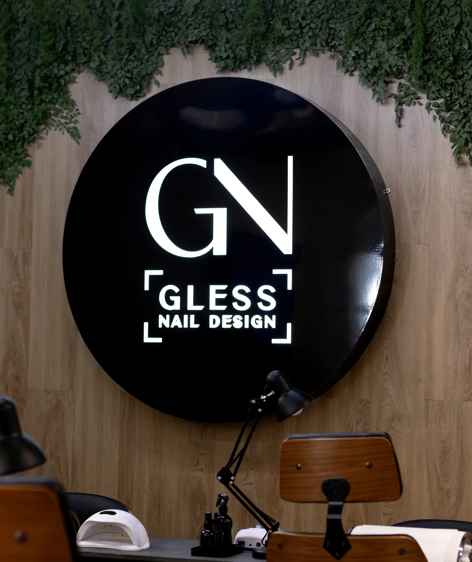 Interior da unidade Gless Nail Design com logo iluminado